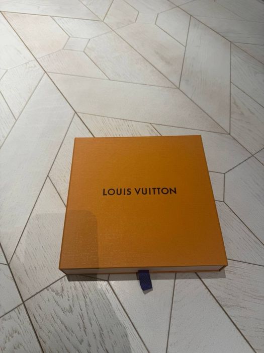 Оригінальна коробка від платка louis vuitton