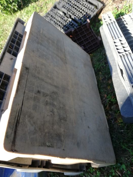 Paletes plástico fechadas resistentes usadas