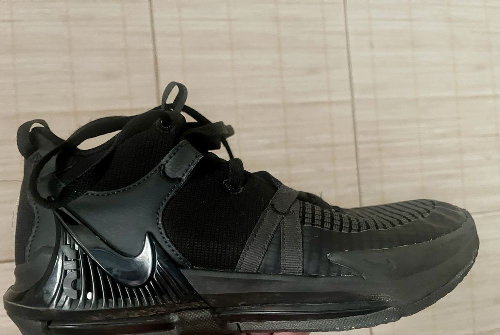 Nike leBron Whitness 7