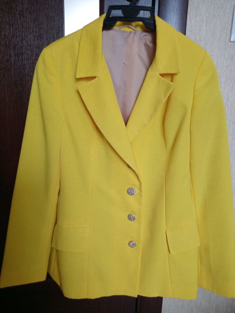 Жовтий жіночий піджак