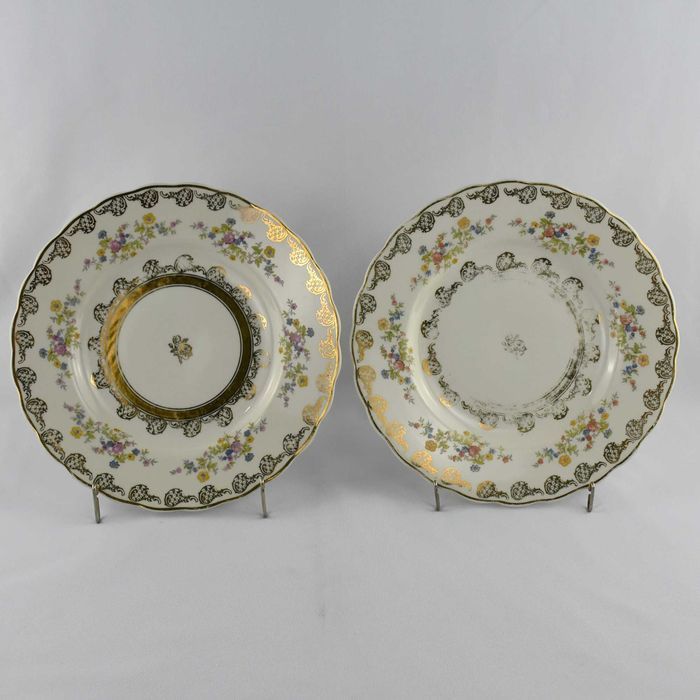 Par de pratos porcelana Artibus, decorados com flores e ouro