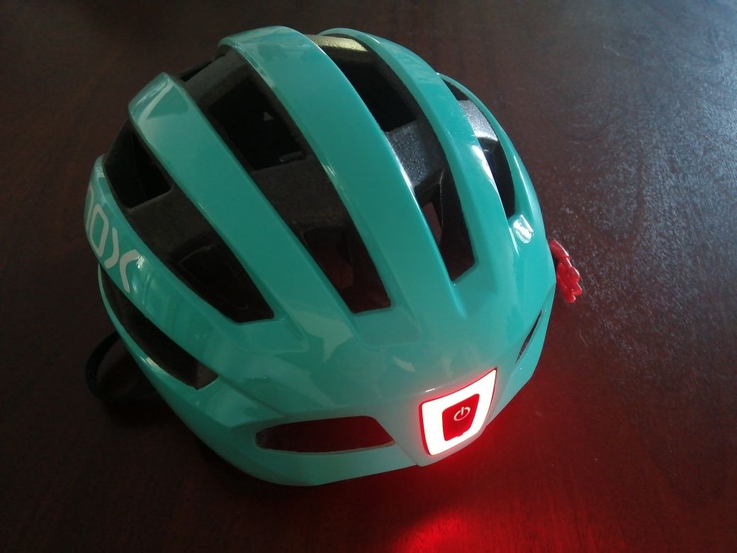 Capacete para prática de bicicleta, trotinete etc Novo.. Com luz trase