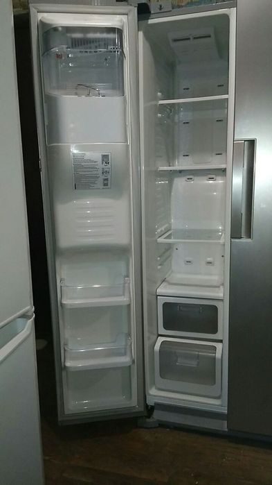 Холодильник Side by Side Samsung двухдверный лёдогенератор