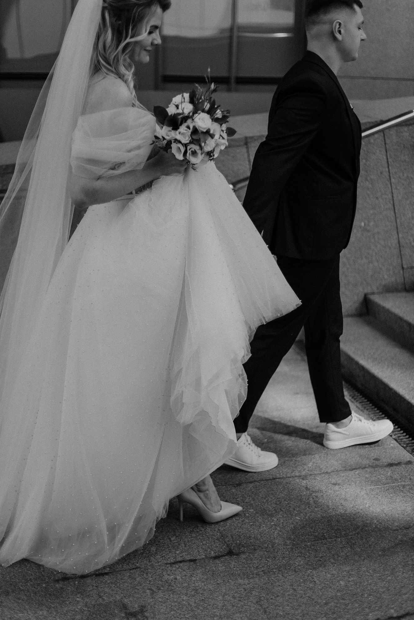 Трендова весільна сукня з імітацією корсету та перлинами по всій довжи