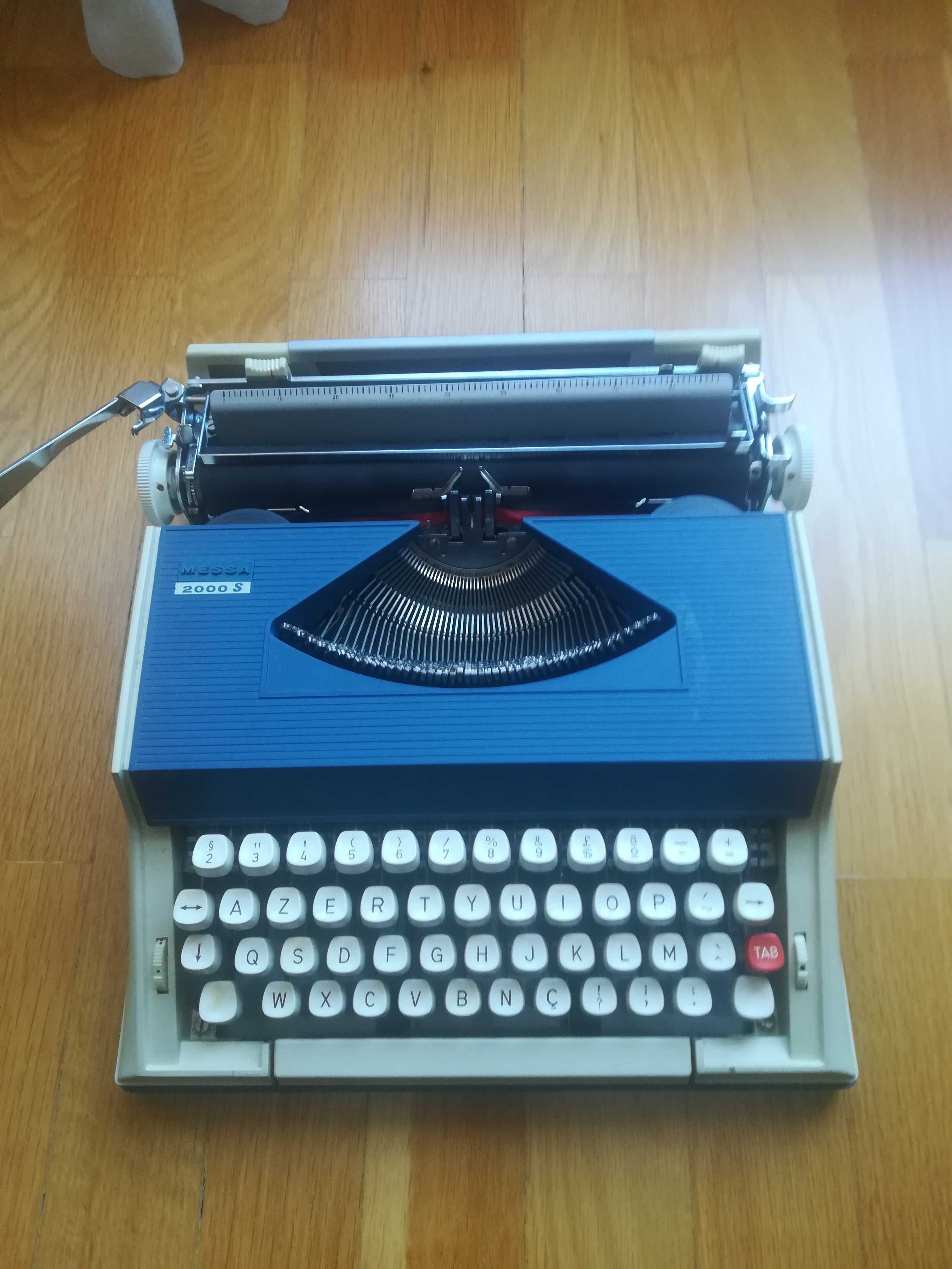 Máquina de escrever Messa 2000S