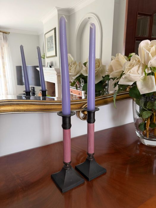 Conjunto de dois castiçais em ferro, com velas