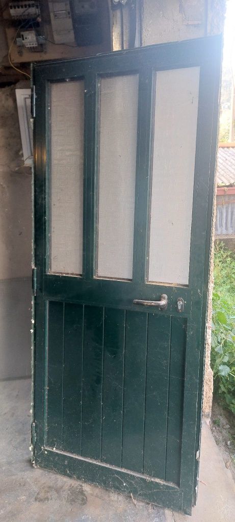 Portas de aluminio verde com vidro e almofada