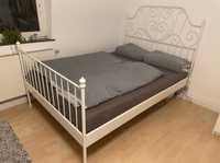 Białe metalowe łóżko Ikea Leirvik 140x200
