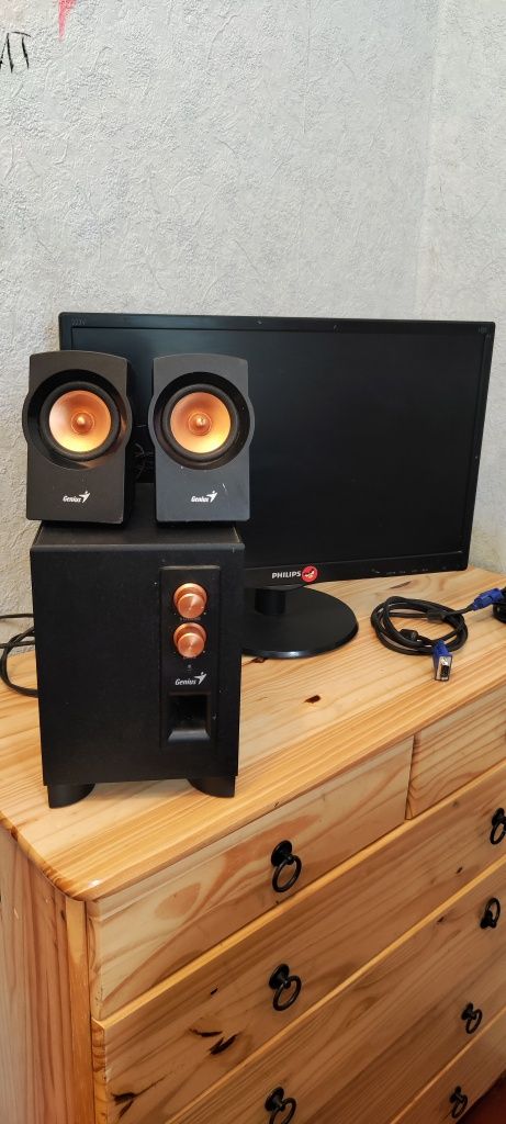 Монитор Philips 22 дюйма и колонки с сабвуфером