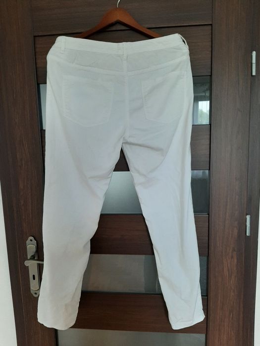 Białe damske  spodnie.