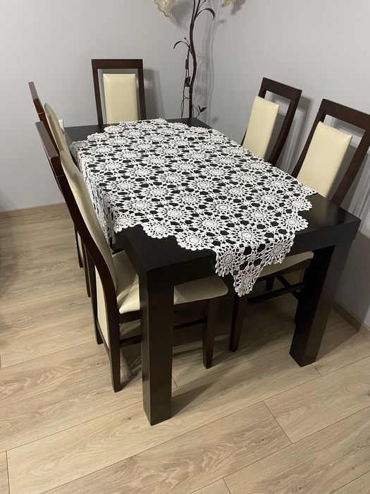 Stół rozkładany z 8 krzesłami