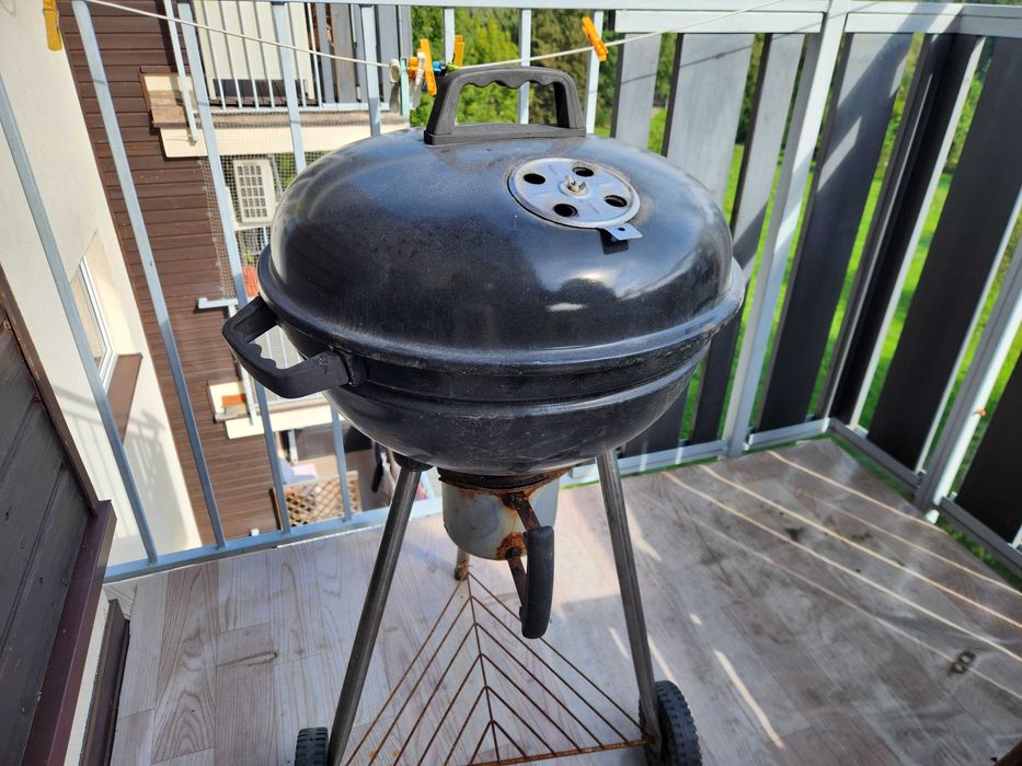 GRILL OKRĄGŁY NA KÓŁKACH ZAMYKANY z pokrywą czarny w sam raz na1 sezon