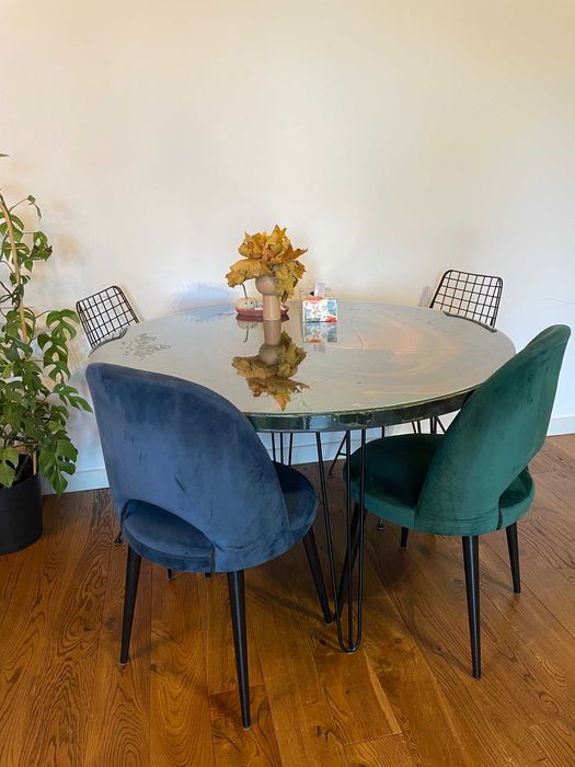 Okrągły stół z krzesłami