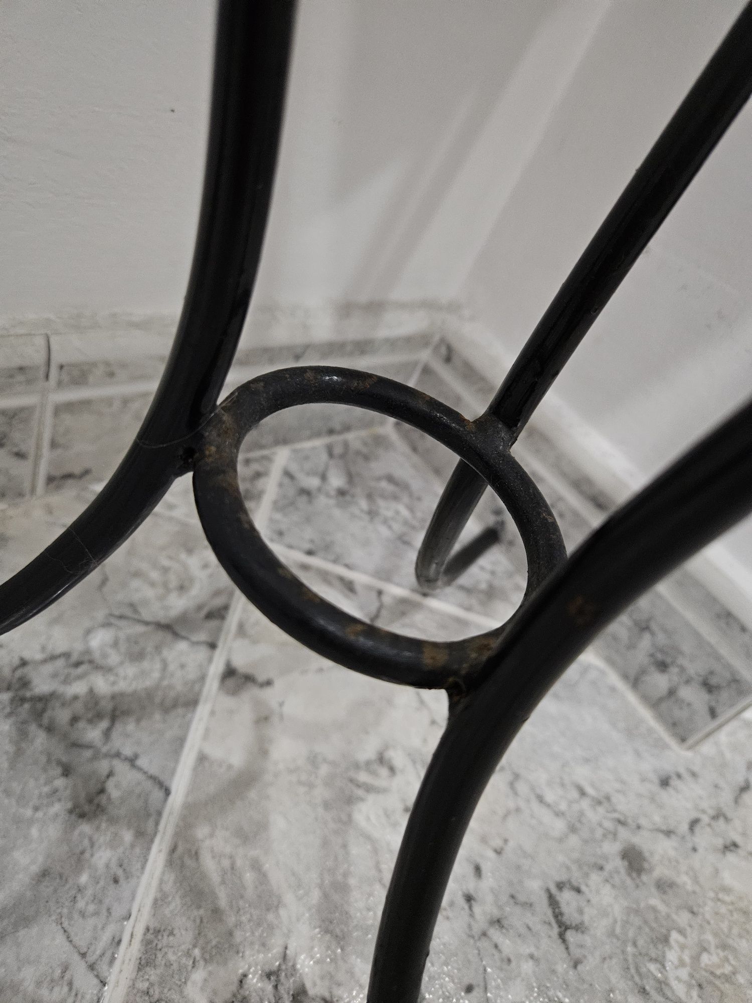Jarra com suporte em ferro