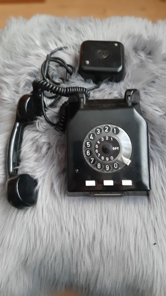 Stary czarny telefon antyk PRL