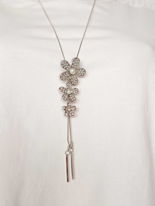 Nowy naszyjnik w kolorze srebrnym z kwiatami długi