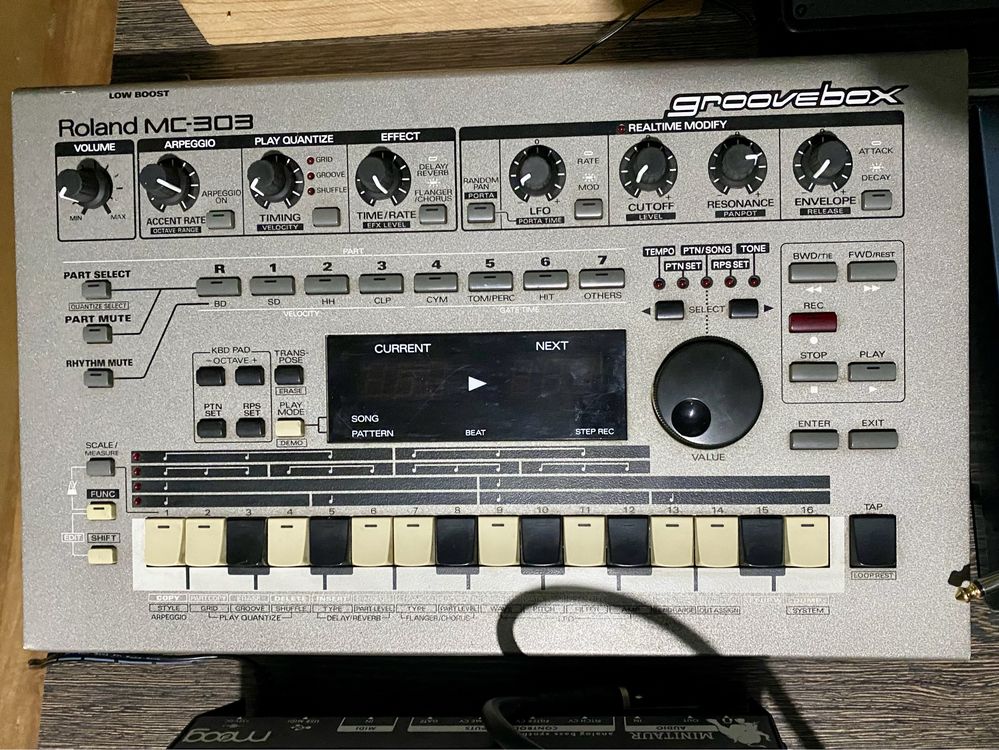 Продам Roland mc303