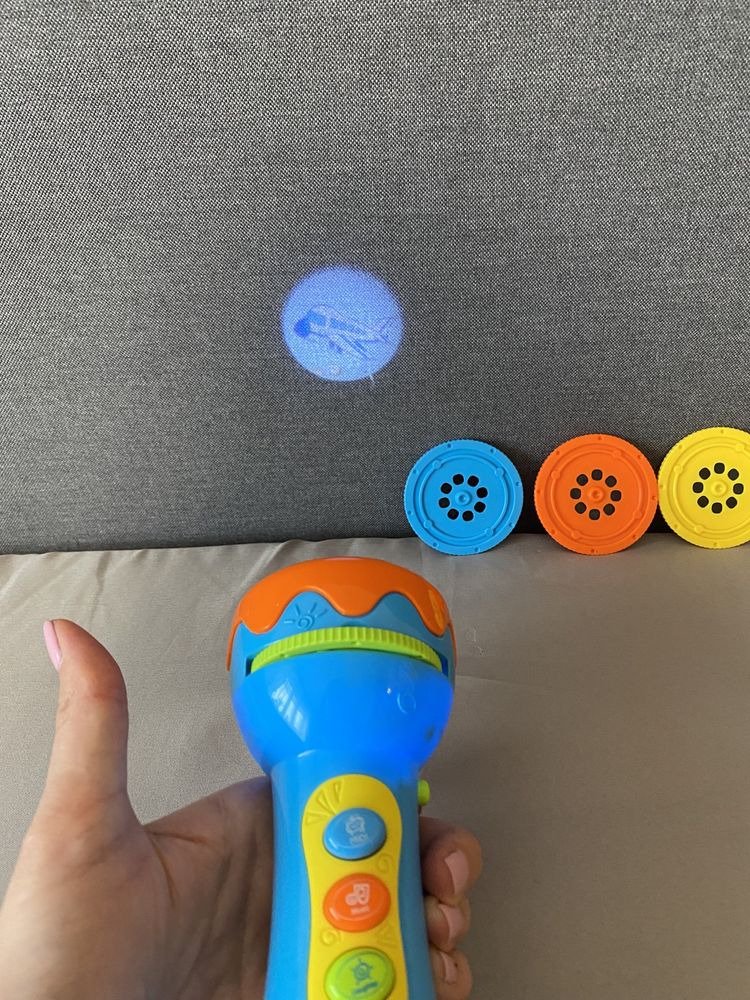 Zabawka projektor latarka ze slajdami gra melodie świeci śmieje się