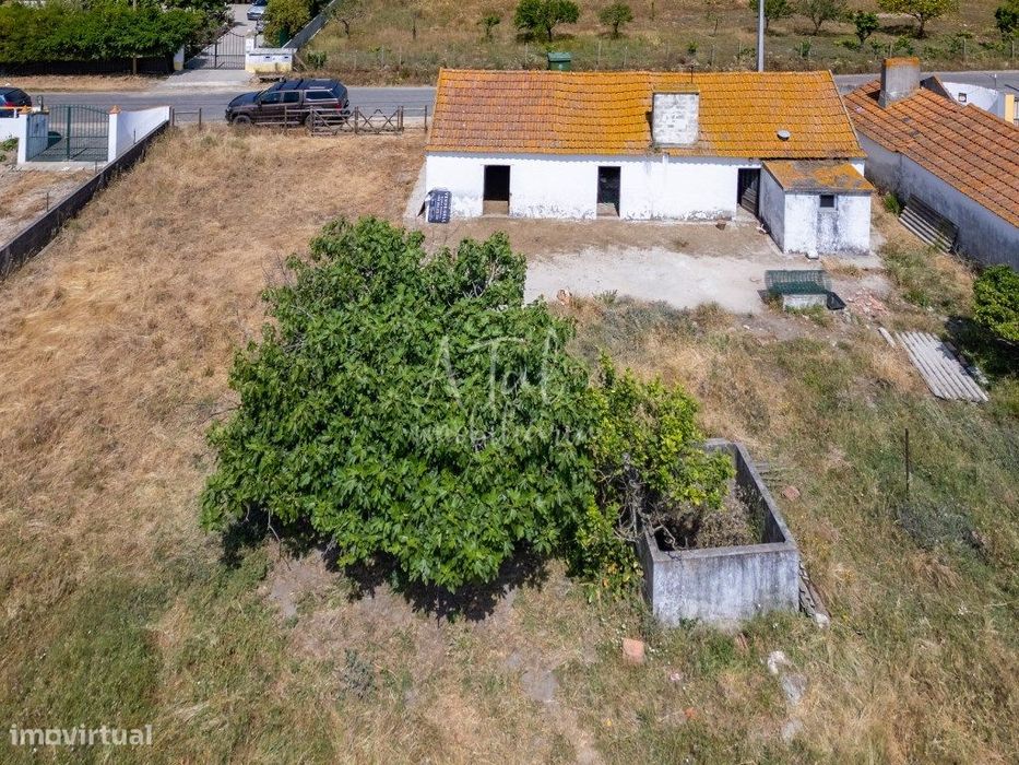 Moradia para recuperar em terreno urbano com1,2ha