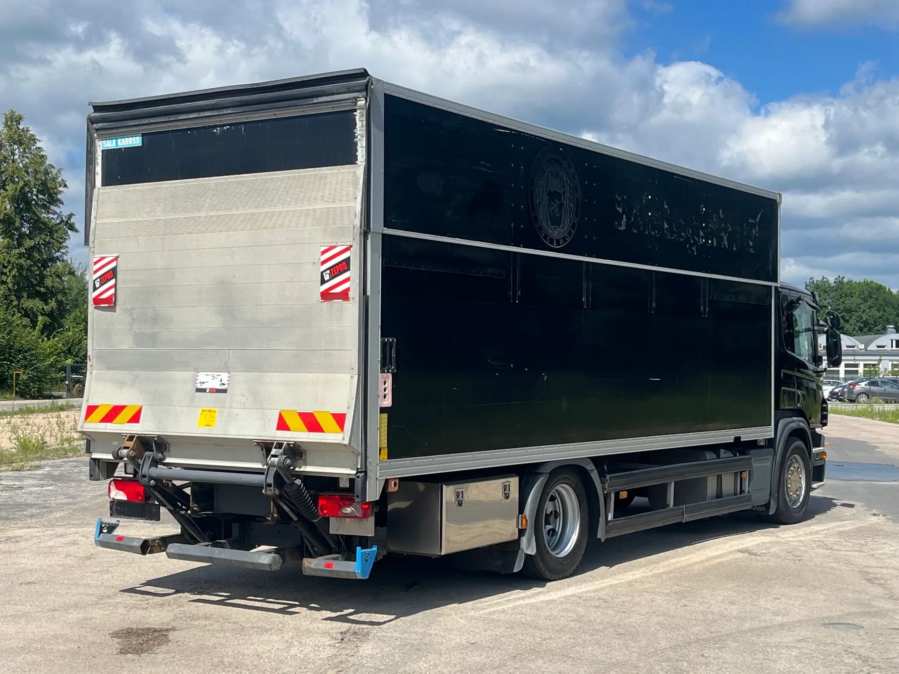 Scania P270. kontener + winda. 276 000km. 7m x 2,70m  Kontener 7x2,70. Klimatyzacja. Winda. 276 000km