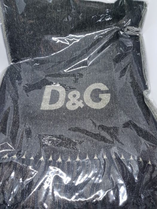 Echarpes/ lenços D&G antes 14€ agora 10€