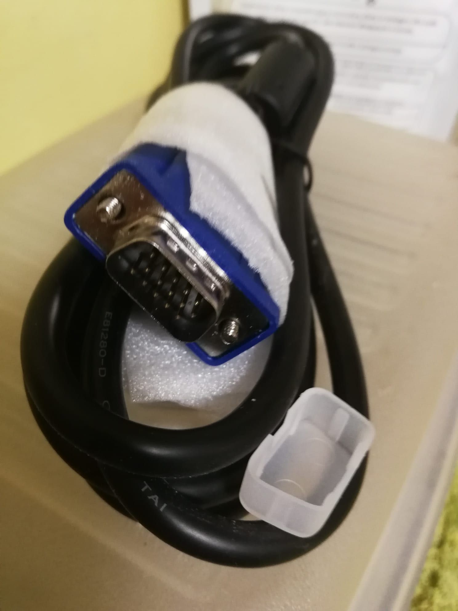 Kabel do monitora / z dwóch stron wtyczki z filtrami / 1,8 m