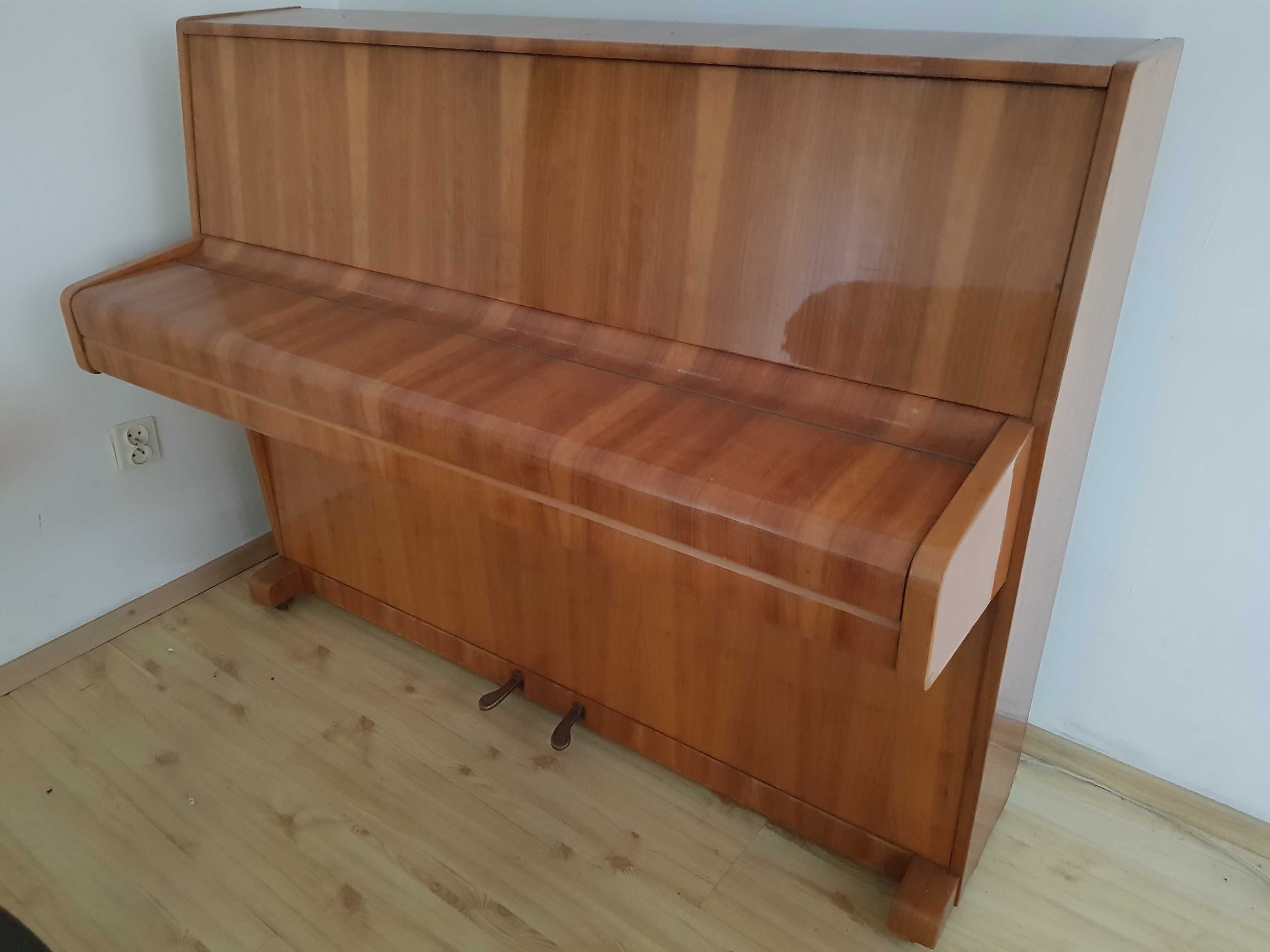 sprzeam pianino marki Calisia