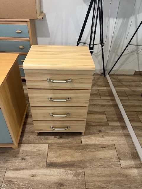sprzedam  małą komodę z szufladami