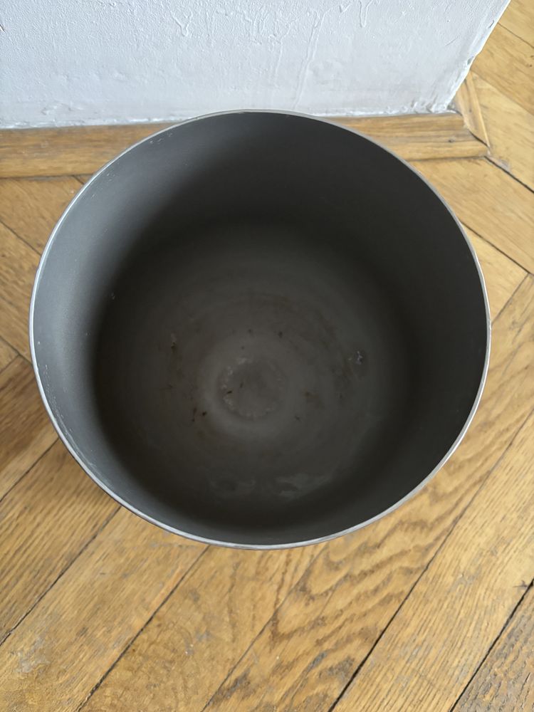 Doniczka srebrna na podeście stojaku H&M Home
