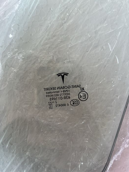 Подвійне скло  пасажира і водія model Y securit