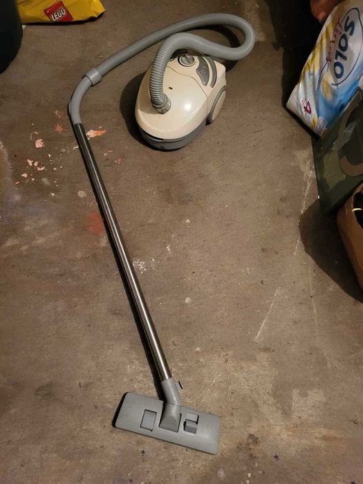 Odkurzacz pionowy ręczny przewodowy MOC 700W / Model CB 719