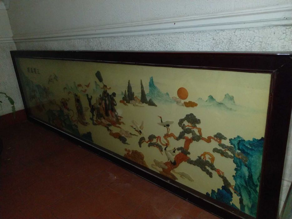 Escultura chinesa pintada a mão e em pedra.