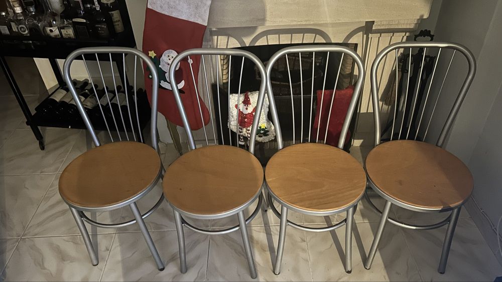 Mesa de cozinha com 4 cadeira