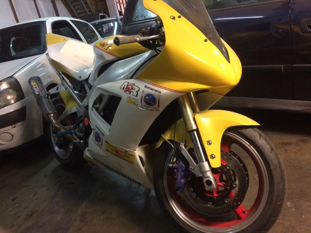 Yamaha R1 preparada para pista