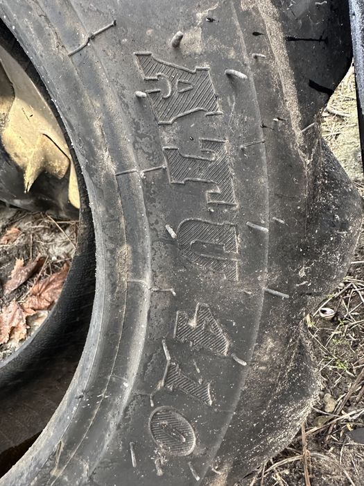 Opony 10.5/80-18 BKT  Ładowarka