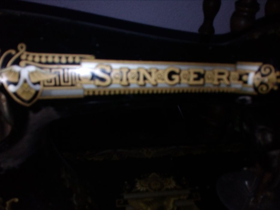 Máquina de Costura Singer Preta&dourada. Sec.xx.
