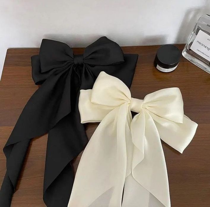 Великий атласний бант