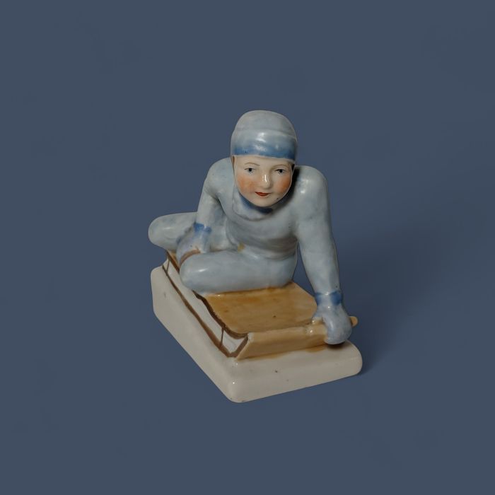 Фарфоровая статуэтка «Мальчик на санках»

Городницкий фарфоровый завод
