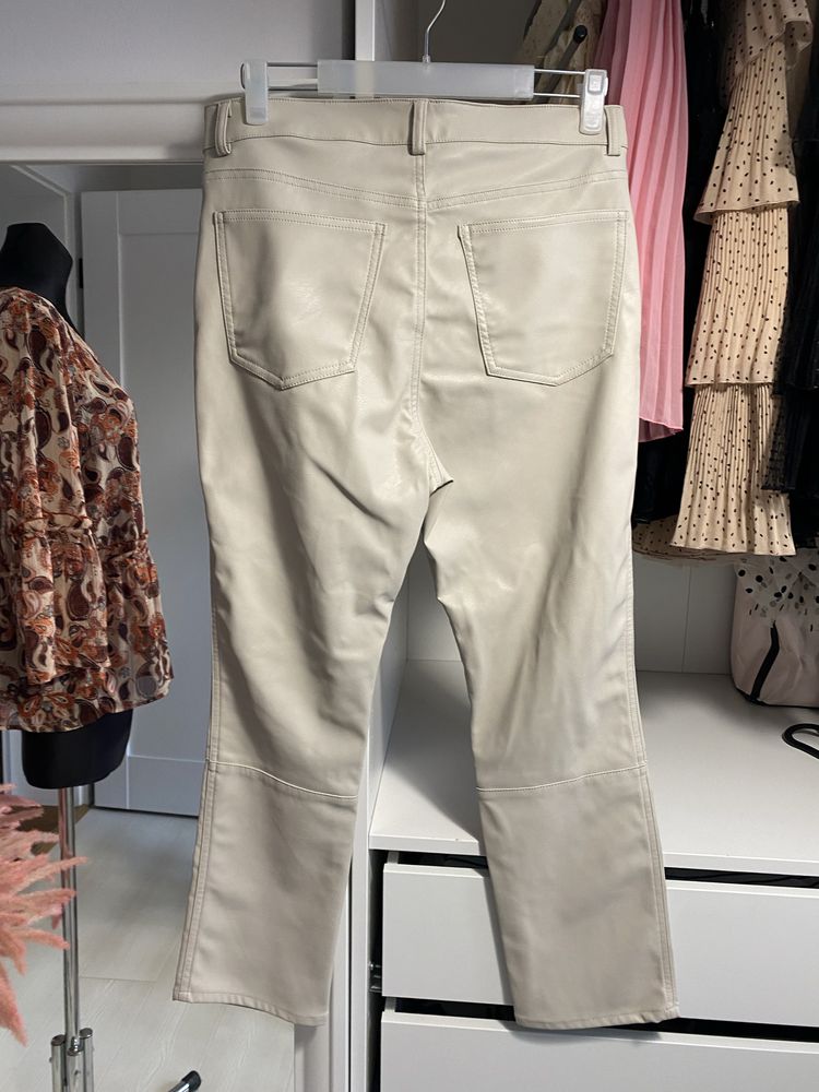 Kremowe spodnie z ekoskórki proste h&m XL