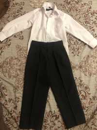 Школьная форма (черные брюки и белая рубашка) напервоклассника
