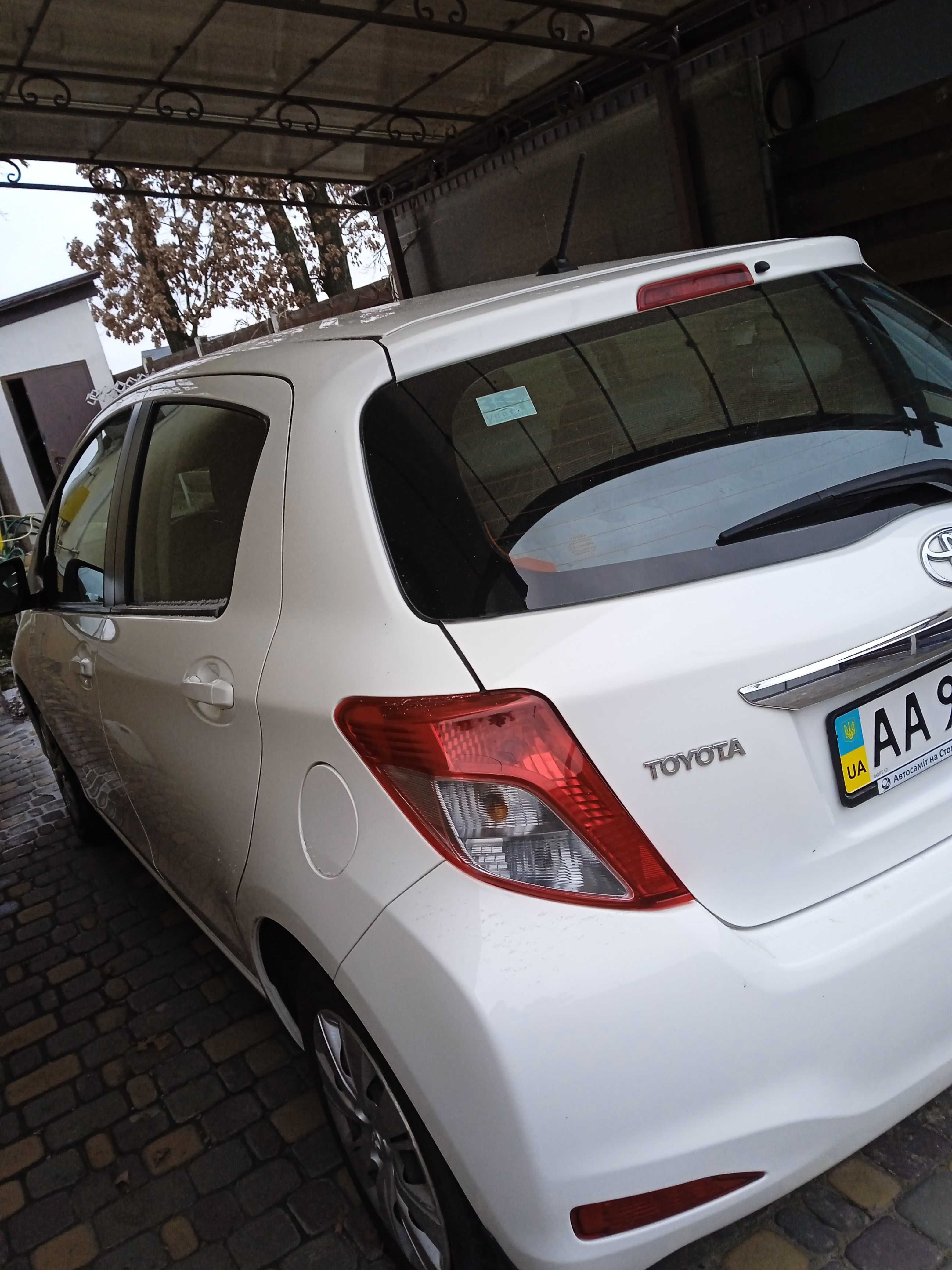 Продам toyota yaris 2012 року