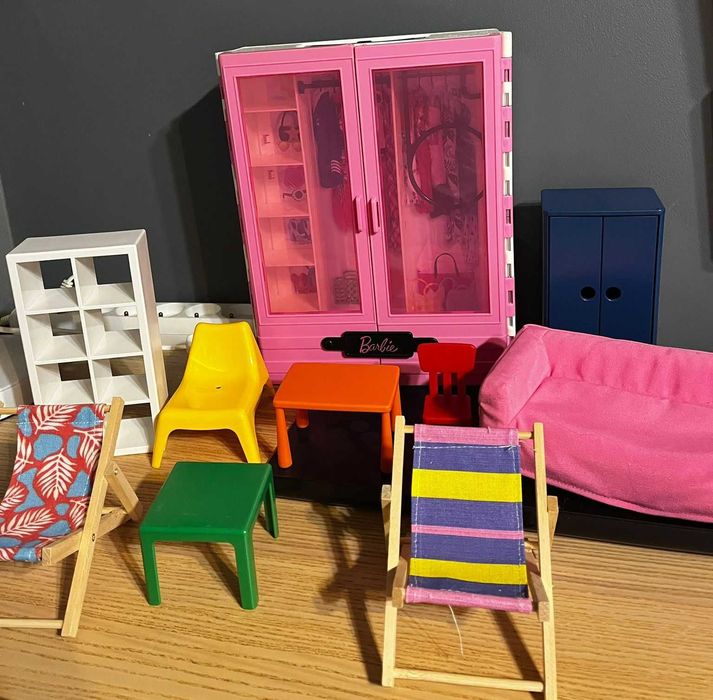 Meble zabawkowe, szafa Barbie, leżaki