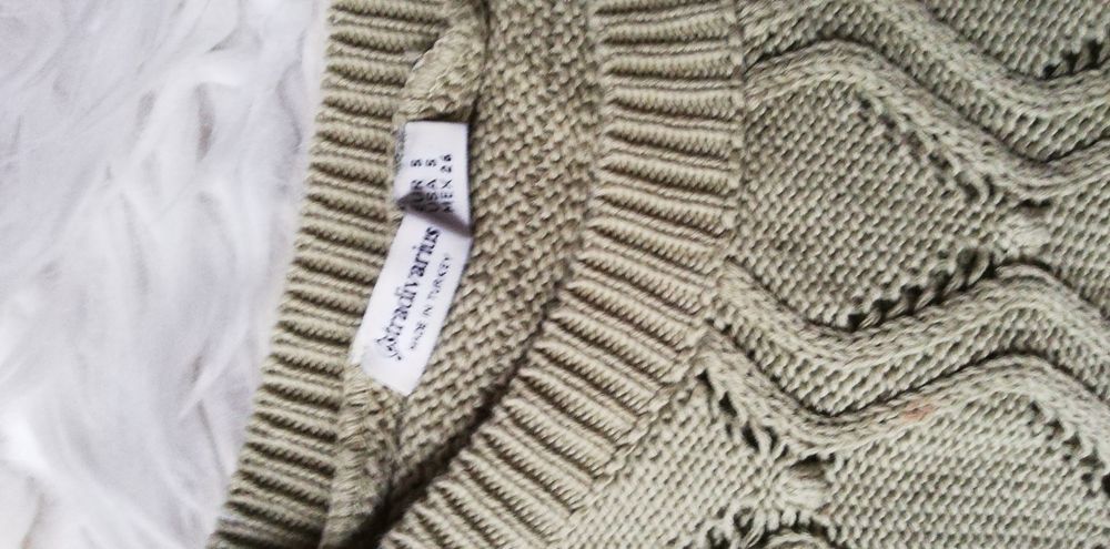 Oliwkowy sweterek firmy Stradivarius 36