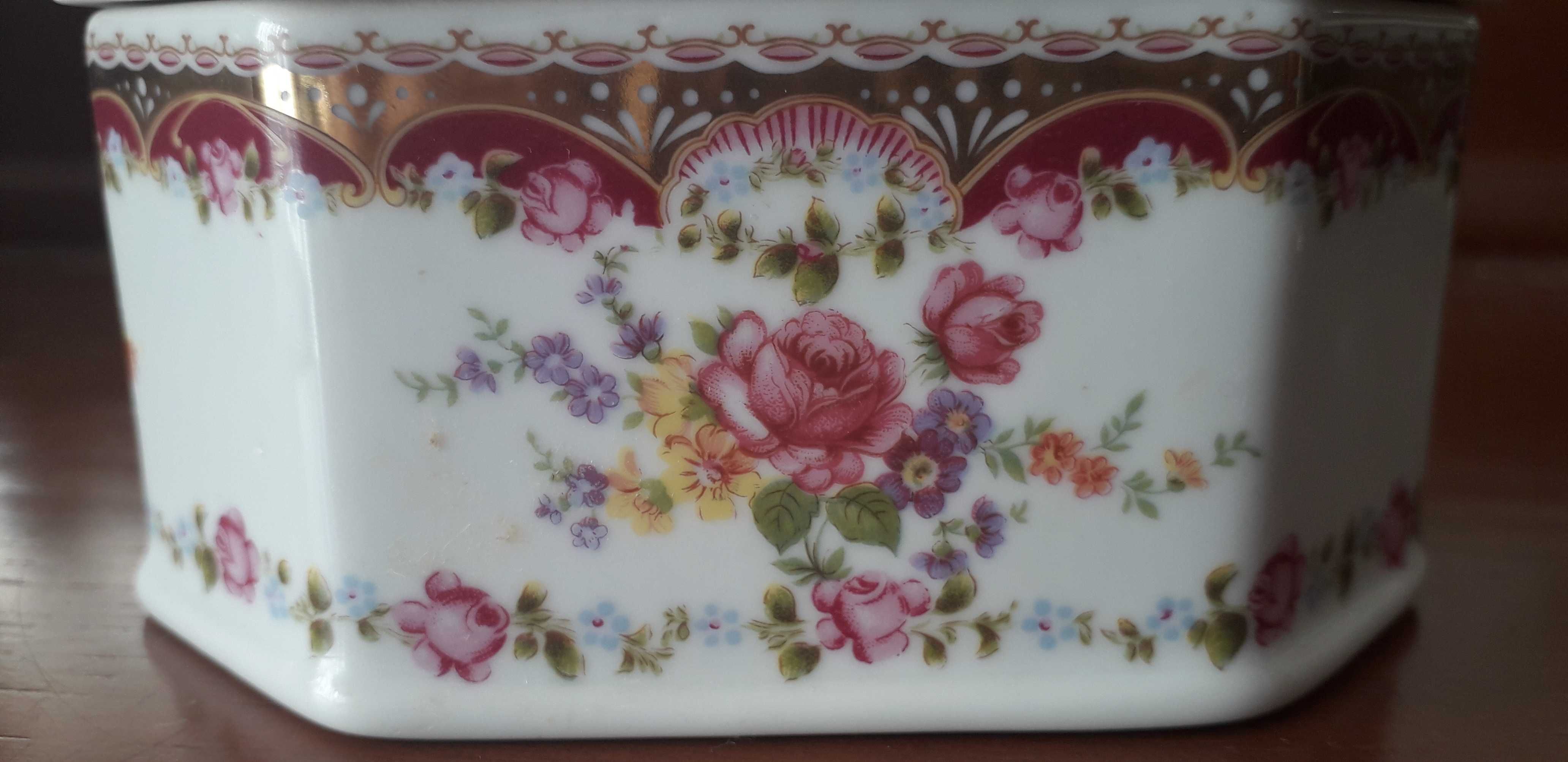 Caixa porcelana oval, com flores rosa e dourado