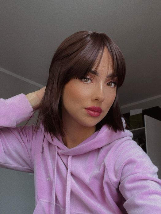 Peruka krótkie włosy brązowe refleksy pasemka fale kręcone nowa