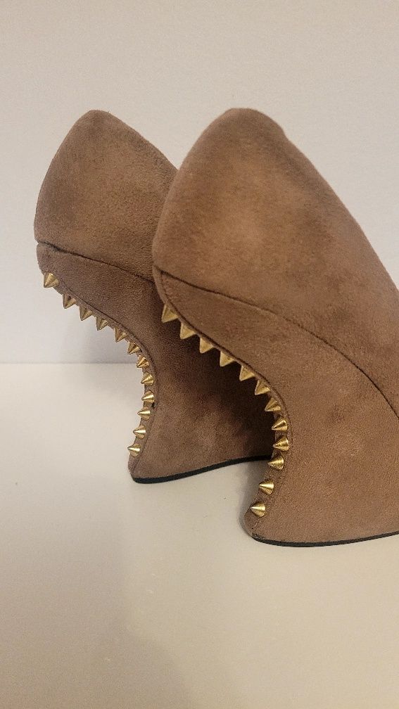 Goth buty na koturnie z ćwiekami r38