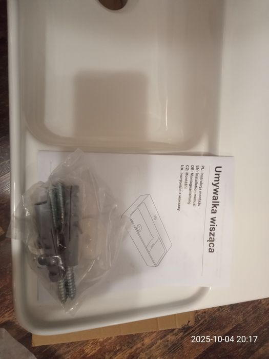 Umywalka wisząca lub nablatowa