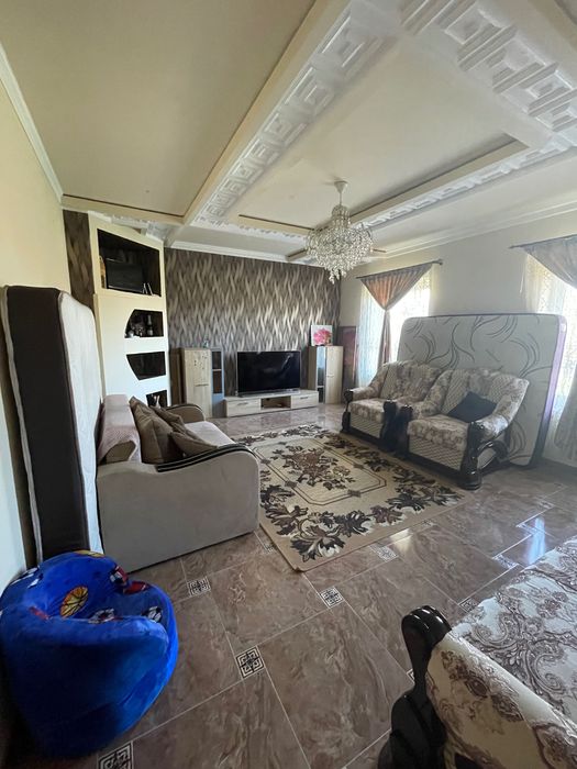 Продається будинок з земельною ділянкою.