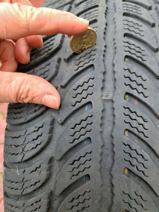 Продам дві зимові гуми debica 205/55/r16