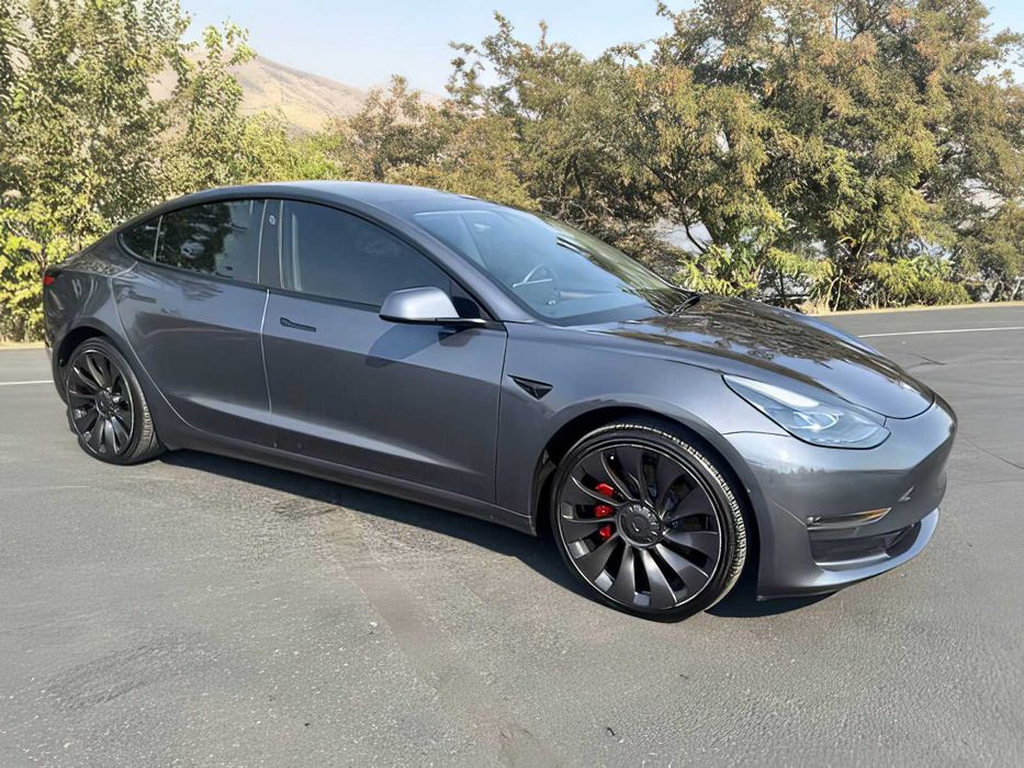 Tesla Model 3      2023